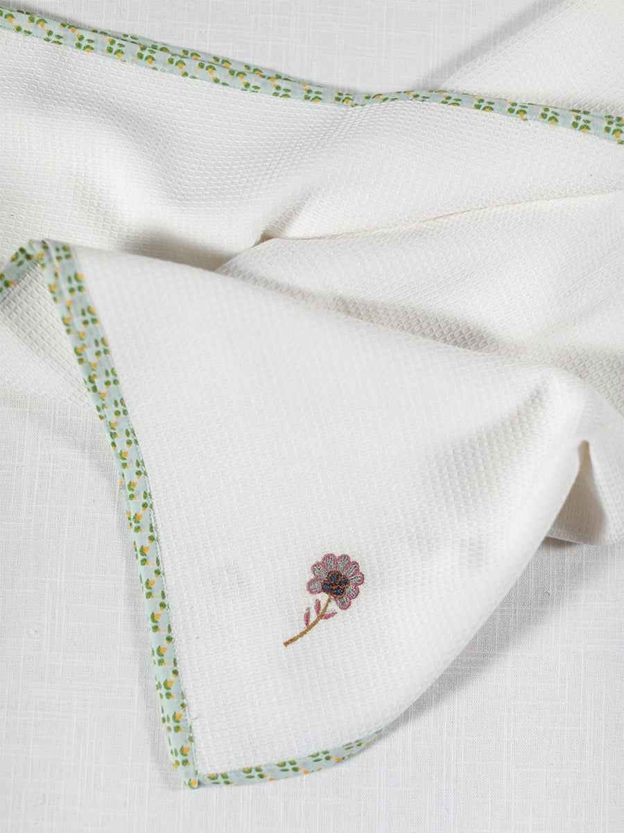 Face Towel Emb : Flower White Honey Comb