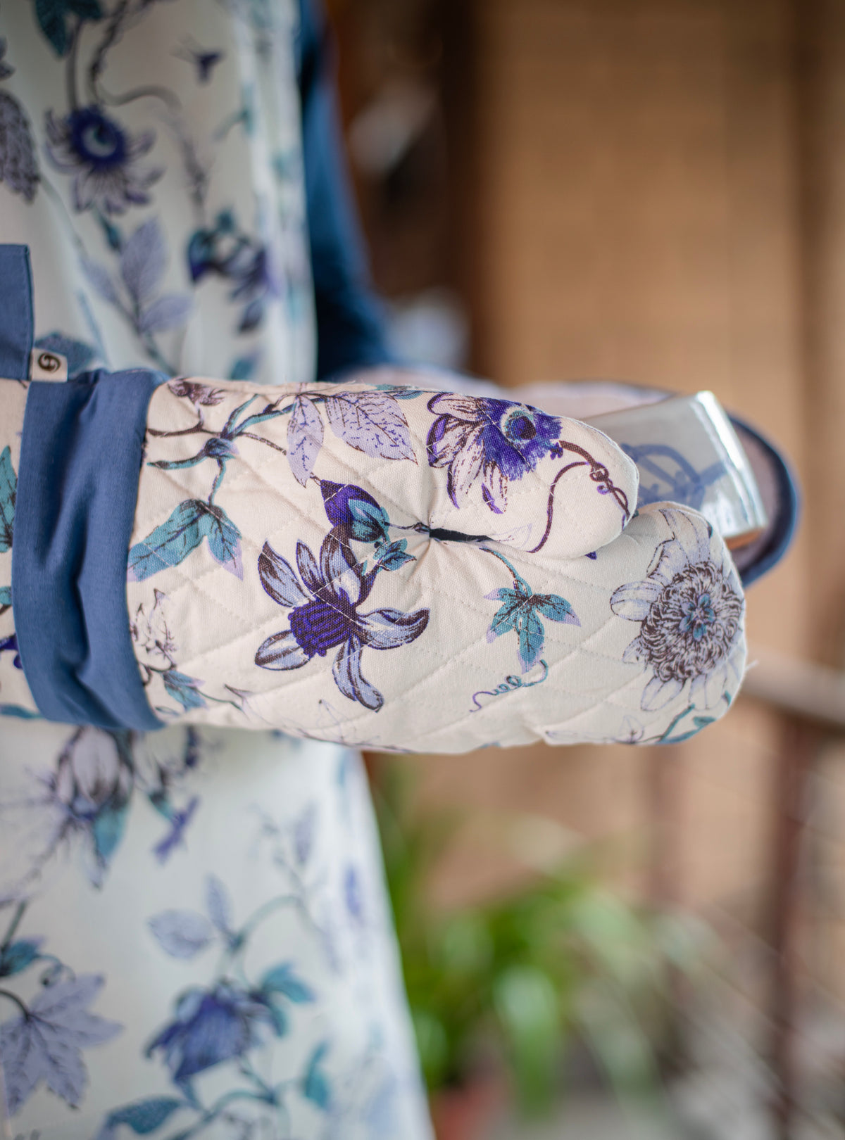 Printed Oven Mitt :  Serafina  Blue & White Canvas