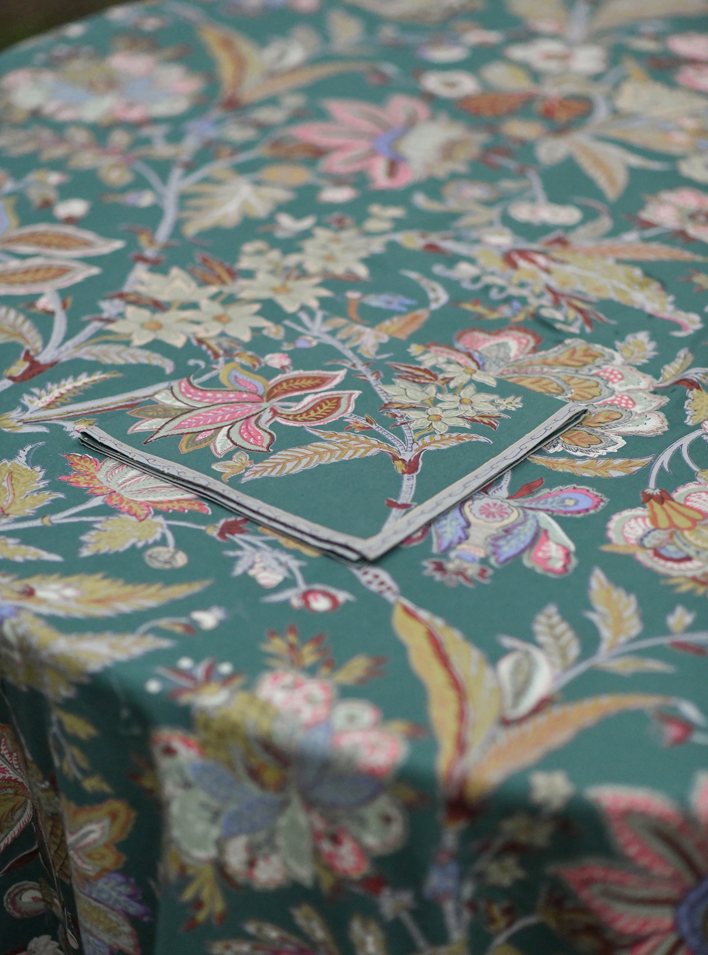 Printed Round Table Cloth With Piping : Hawaii Green | Sheeting