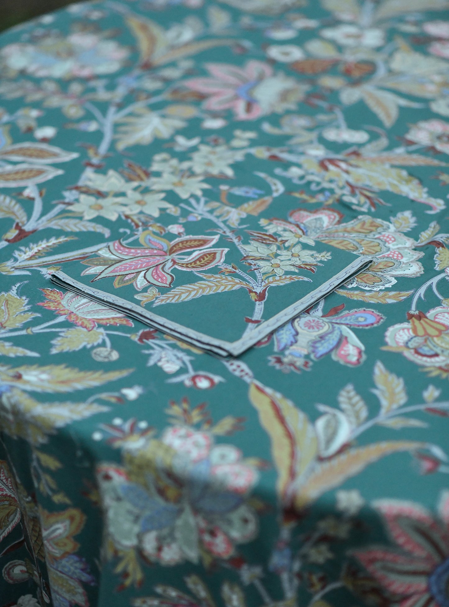 Printed Table Cloth With Extra Border : Hawaii Green | Sheeting